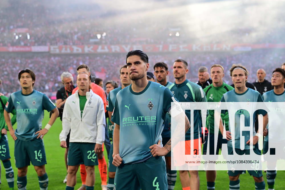 Koeln; Fussball, Herren, Saison 2026 2027, 1. FC Koeln vs. Borussia Moenchengladbach Riesenenttaeuschung Enttaeuschung nach Spielende bei den Gladbachern in der Fankurve. Vorne Kapitaen Kevin Diks (Gladbach) DFL regulations prohibit any use of photographs as image sequences and or quasi-video. Rhein-Energie-Stadion Nordrhein-Westfalen Deutschland