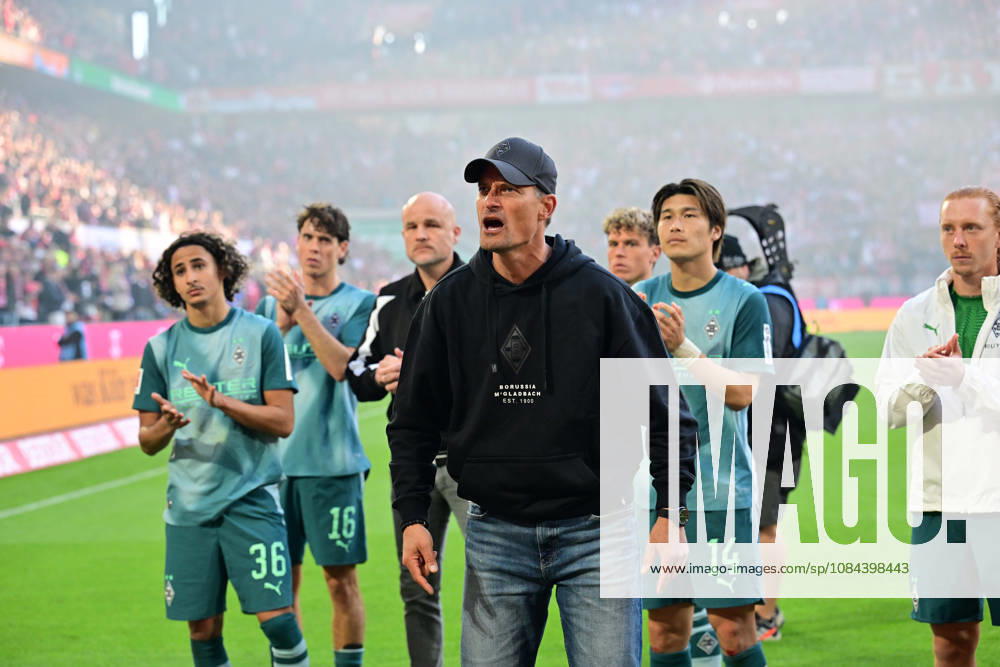 Koeln; Fussball, Herren, Saison 2026 2027, 1. FC Koeln vs. Borussia Moenchengladbach Riesenenttaeuschung Enttaeuschung nach Spielende bei den Gladbachern in der Fankurve. Vorne Alexander Blessin (Trainer Gladbach) DFL regulations prohibit any use of photographs as image sequences and or quasi-video. Rhein-Energie-Stadion Nordrhein-Westfalen Deutschland