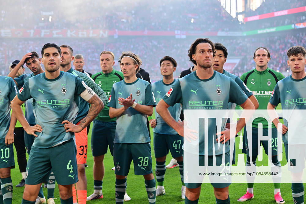 Koeln; Fussball, Herren, Saison 2026 2027, 1. FC Koeln vs. Borussia Moenchengladbach Riesenenttaeuschung Enttaeuschung nach Spielende bei den Gladbachern in der Fankurve. Links vorne Kevin Diks (Gladbach); rechts vorne Joe Scally (Gladbach) DFL regulations prohibit any use of photographs as image sequences and or quasi-video. Rhein-Energie-Stadion Nordrhein-Westfalen Deutschland