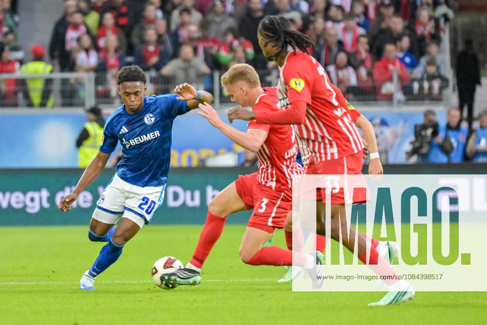 Junior Adamu (FC Schalke 04, 20), Philipp Lienhart (SC Freiburg, 03) im Duell. Jordy Makengo (SC Freiburg, 33) im Vordergrund GER, SC Freiburg vs Schalke 04, Fussball, Bundesliga, 5. Spieltag, Saison 2026 2027, 11.10.2026 DFL DFB REGULATIONS PROHIBIT ANY USE OF PHOTOGRAPHS AS IMAGE SEQUENCES AND OR QUASI-VIDEO GER, SC Freiburg vs Schalke 04, Fussball, Bundesliga, 5. Spieltag, Saison 2026 2027, 11.10.2026 Freiburg