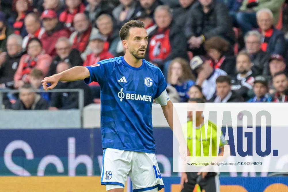 Kenan Karaman (FC Schalke 04, 19) mit Gestik. GER, SC Freiburg vs Schalke 04, Fussball, Bundesliga, 5. Spieltag, Saison 2026 2027, 11.10.2026 DFL DFB REGULATIONS PROHIBIT ANY USE OF PHOTOGRAPHS AS IMAGE SEQUENCES AND OR QUASI-VIDEO GER, SC Freiburg vs Schalke 04, Fussball, Bundesliga, 5. Spieltag, Saison 2026 2027, 11.10.2026 Freiburg