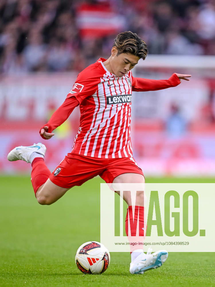Yuito Suzuki (SC Freiburg) in Aktion, am Ball, Einzelaktion waehrend des spiels der 1. Bundesliga zwischen Club Freiburg und FC Schalke 04, Europa-Park Stadion am 11. October 2026 in Freiburg im Breisgau, Deutschland. (Foto von Harry Langer DeFodi Images) +++ Yuito Suzuki (SC Freiburg) controls the Ball during the Bundesliga match between Sport-Club Freiburg and FC Schalke 04 at Europa-Park Stadion on October 11, 2026 in Freiburg im Breisgau, Germany. (Photo by Harry Langer DeFodi Images) DFB DFL REGULATIONS PROHIBIT ANY USE OF PHOTOGRAPHS AS IMAGE SEQUENCES AND OR QUASI-VIDEO. (Photo by Harry Langer DeFodi Images) DFB DFL REGULATIONS PROHIBIT ANY USE OF PHOTOGRAPHS AS IMAGE SEQUENCES AND OR QUASI-VIDEO. -