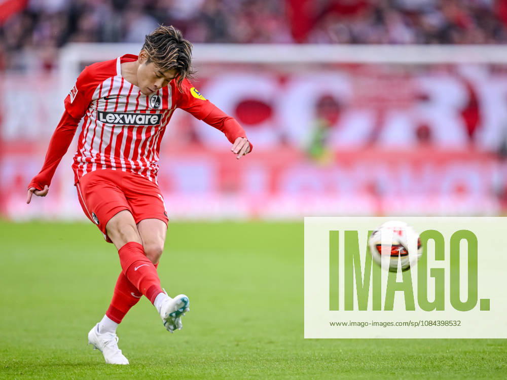 Yuito Suzuki (SC Freiburg) in Aktion, am Ball, Einzelaktion waehrend des spiels der 1. Bundesliga zwischen Club Freiburg und FC Schalke 04, Europa-Park Stadion am 11. October 2026 in Freiburg im Breisgau, Deutschland. (Foto von Harry Langer DeFodi Images) +++ Yuito Suzuki (SC Freiburg) controls the Ball during the Bundesliga match between Sport-Club Freiburg and FC Schalke 04 at Europa-Park Stadion on October 11, 2026 in Freiburg im Breisgau, Germany. (Photo by Harry Langer DeFodi Images) DFB DFL REGULATIONS PROHIBIT ANY USE OF PHOTOGRAPHS AS IMAGE SEQUENCES AND OR QUASI-VIDEO. (Photo by Harry Langer DeFodi Images) DFB DFL REGULATIONS PROHIBIT ANY USE OF PHOTOGRAPHS AS IMAGE SEQUENCES AND OR QUASI-VIDEO. -