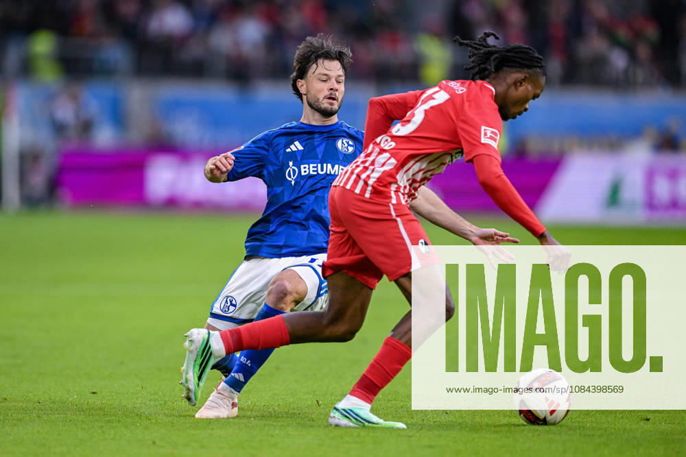 Fussball, Saison 2026 2027, Bundesliga, SC Freiburg - FC Schalke 04, Adrian Gantenbein (FC Schalke 04), Jordy Makengo (SC Freiburg) xRHR-FOTO YYx