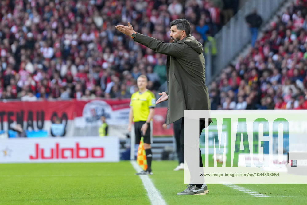 Miron Muslic (FC Schalke 04, Cheftrainer) , Deutschland, Fussball, 1. Bundesliga, 5.Spieltag, 2026 2027, SC Freiburg vs. FC Schalke 04, 11.10.2026, Europa-Park Stadion, Freiburg Freiburg Europa-Park Stadion Baden-Württemberg Deutschland
