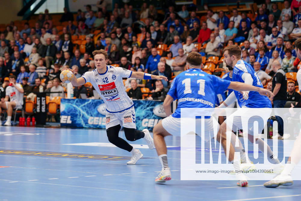 2. Handball-Bundesliga - 7. Spieltag: Dessau-Roßlauer HV 06 - VfL Lübeck-Schwartau Einar Nickelsen (VfL Lübeck-Schwartau, 42) im Angriff am 11.10.2026 in der Anhalt-Arena, Dessau-Roßlau (Sachsen-Anhalt) Dessau-Roßlau Anhalt-Arena Sachsen-Anhalt Deutschland