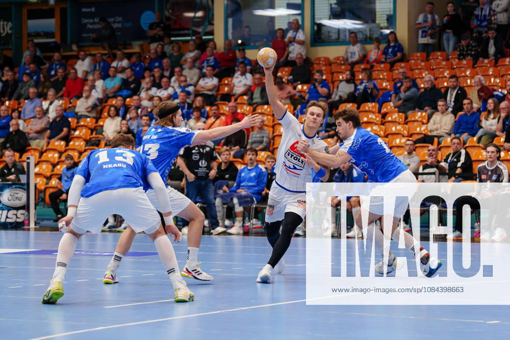 2. Handball-Bundesliga - 7. Spieltag: Dessau-Roßlauer HV 06 - VfL Lübeck-Schwartau Einar Nickelsen (VfL Lübeck-Schwartau, 42) wird von Marcel Nowak (Dessau-Roßlauer HV 06, 15) gehalten am 11.10.2026 in der Anhalt-Arena, Dessau-Roßlau (Sachsen-Anhalt) Dessau-Roßlau Anhalt-Arena Sachsen-Anhalt Deutschland