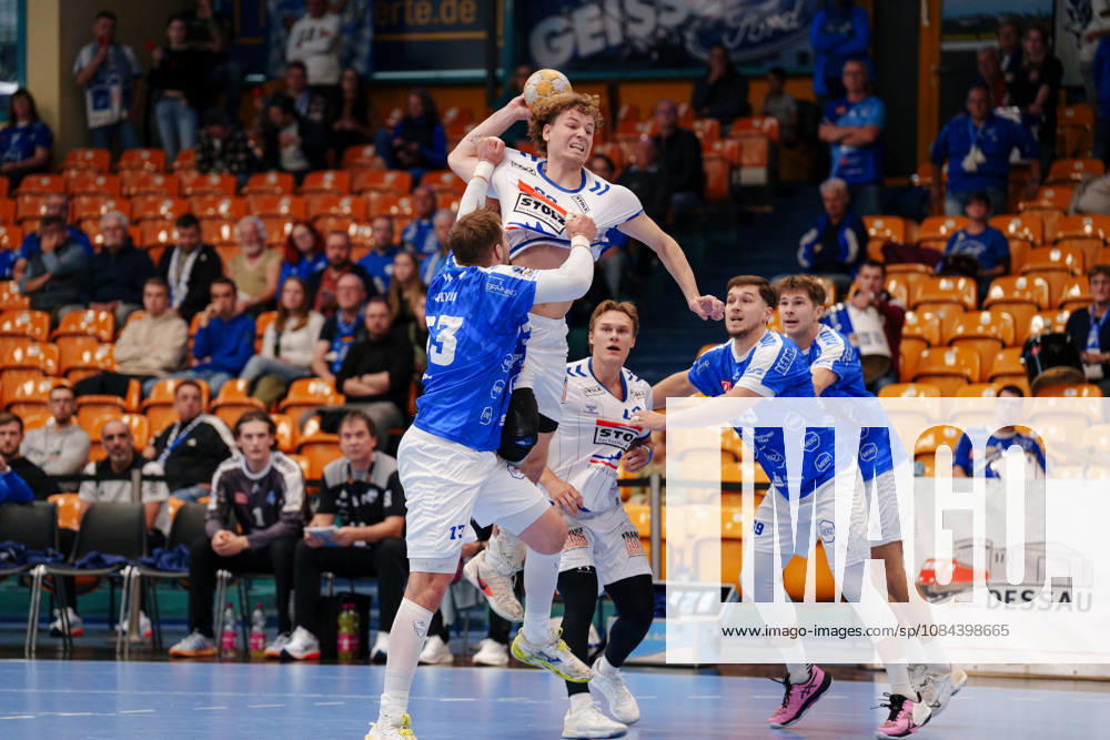 2. Handball-Bundesliga - 7. Spieltag: Dessau-Roßlauer HV 06 - VfL Lübeck-Schwartau Magnus Holpert (VfL Lübeck-Schwartau, 22) wird gehalten von Valentin Neagu (Dessau-Roßlauer HV 06, 13) am 11.10.2026 in der Anhalt-Arena, Dessau-Roßlau (Sachsen-Anhalt) Dessau-Roßlau Anhalt-Arena Sachsen-Anhalt Deutschland