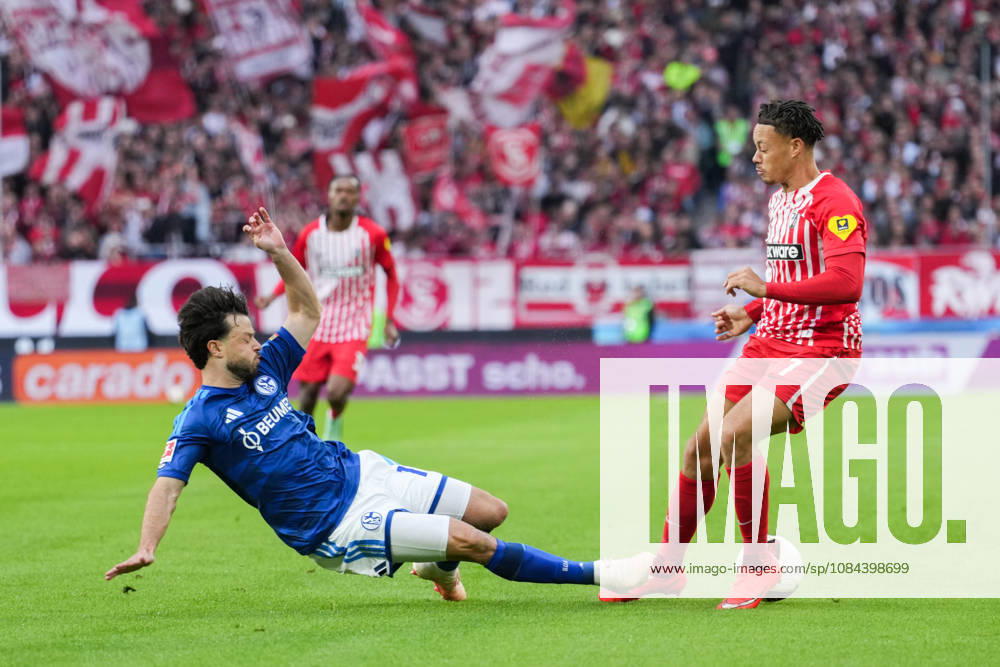 1. Bundesliga: SC Freiburg vs FC Schalke 04, 11.10.2026 Zweikampf zwischen Adrian Gantenbein (FC Schalke 04, 17) und Derry Scherhant (SC Freiburg, 7) 1. Bundesliga: SC Freiburg vs FC Schalke 04, Europa-Park-Stadion, 11.10.2026 DFB DFL REGULATIONS PROHIBIT ANY USE OF PHOTOGRAPHS AS IMAGE SEQUENCES AND OR QUASI-VIDEO.