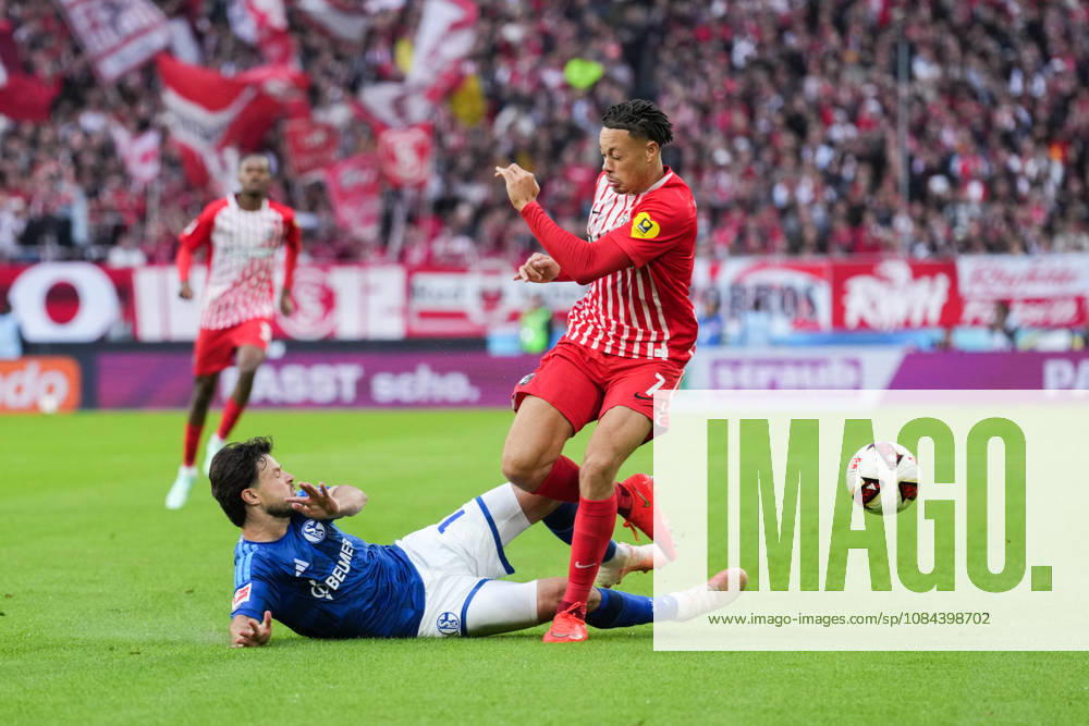 1. Bundesliga: SC Freiburg vs FC Schalke 04, 11.10.2026 Zweikampf zwischen Adrian Gantenbein (FC Schalke 04, 17) und Derry Scherhant (SC Freiburg, 7) 1. Bundesliga: SC Freiburg vs FC Schalke 04, Europa-Park-Stadion, 11.10.2026 DFB DFL REGULATIONS PROHIBIT ANY USE OF PHOTOGRAPHS AS IMAGE SEQUENCES AND OR QUASI-VIDEO.