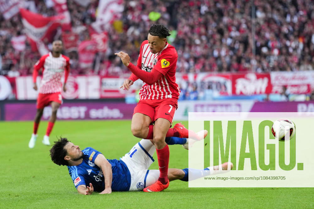1. Bundesliga: SC Freiburg vs FC Schalke 04, 11.10.2026 Zweikampf zwischen Adrian Gantenbein (FC Schalke 04, 17) und Derry Scherhant (SC Freiburg, 7) 1. Bundesliga: SC Freiburg vs FC Schalke 04, Europa-Park-Stadion, 11.10.2026 DFB DFL REGULATIONS PROHIBIT ANY USE OF PHOTOGRAPHS AS IMAGE SEQUENCES AND OR QUASI-VIDEO.