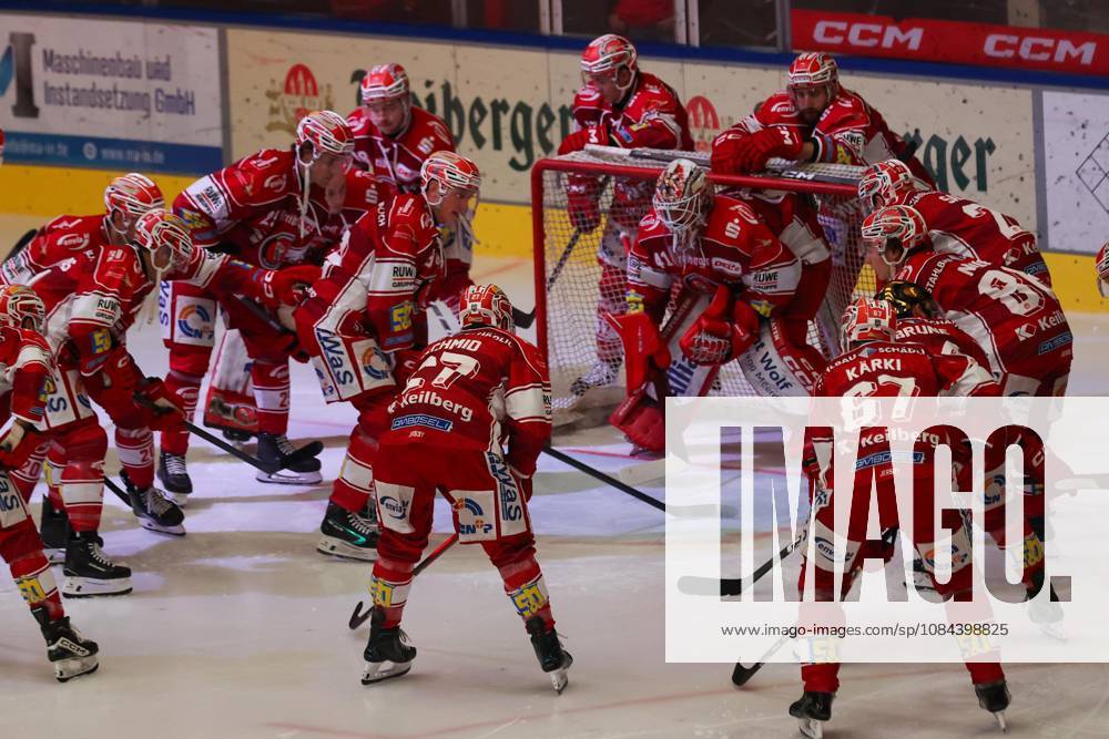 Sahnpark Crimmitschau 11.10.2026 Saison 2026 27 Eishockey 2. Bundesliga Hauptrunde Spiel 8. Kunsteisstadion Sachsen Sachsenderby Derby Eispiraten Eispiraten - Bietigheim Steelers Eispiraten versammeln sich am Tor Crimmitschau Sachsen Germany