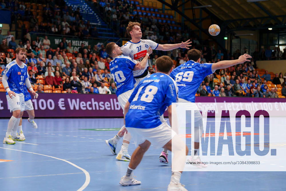 2. Handball-Bundesliga - 7. Spieltag: Dessau-Roßlauer HV 06 - VfL Lübeck-Schwartau Leonard Zink (VfL Lübeck-Schwartau, 37) passt den Ball und wird von Leon Ciudad Benitez (Dessau-Roßlauer HV 06, 20) gehalten am 11.10.2026 in der Anhalt-Arena, Dessau-Roßlau (Sachsen-Anhalt) Dessau-Roßlau Anhalt-Arena Sachsen-Anhalt Deutschland