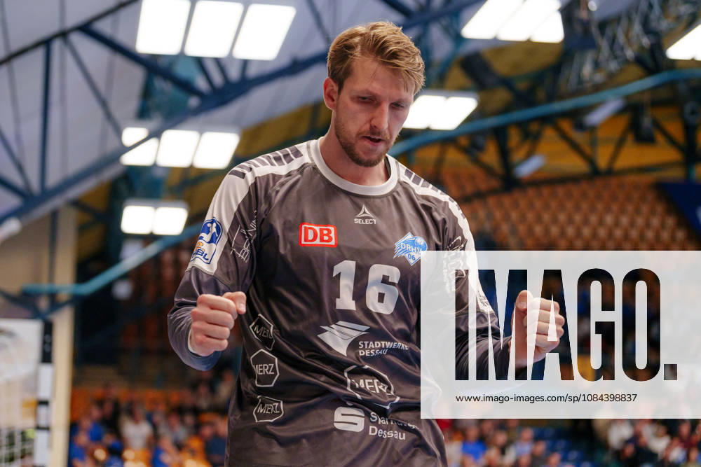 2. Handball-Bundesliga - 7. Spieltag: Dessau-Roßlauer HV 06 - VfL Lübeck-Schwartau Philip Ambrosius (Dessau-Roßlauer HV 06, 16) ballt die Fäuste am 11.10.2026 in der Anhalt-Arena, Dessau-Roßlau (Sachsen-Anhalt) Dessau-Roßlau Anhalt-Arena Sachsen-Anhalt Deutschland