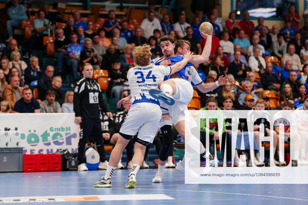 2. Handball-Bundesliga - 7. Spieltag: Dessau-Roßlauer HV 06 - VfL Lübeck-Schwartau Marcel Nowak (Dessau-Roßlauer HV 06, 15) wird gehalten von Thore Kjell Heinemann (VfL Lübeck-Schwartau, 34) am 11.10.2026 in der Anhalt-Arena, Dessau-Roßlau (Sachsen-Anhalt) Dessau-Roßlau Anhalt-Arena Sachsen-Anhalt Deutschland