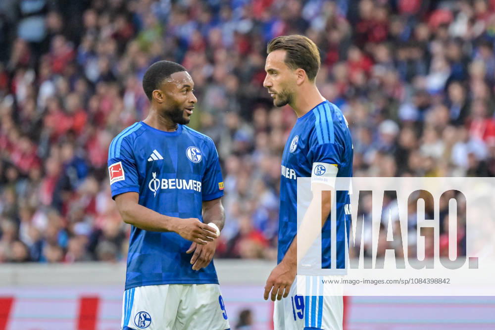 Moussa Sylla (FC Schalke 04, 09), Kenan Karaman (FC Schalke 04, 19) sprechen miteinander. GER, SC Freiburg vs Schalke 04, Fussball, Bundesliga, 5. Spieltag, Saison 2026 2027, 11.10.2026 DFL DFB REGULATIONS PROHIBIT ANY USE OF PHOTOGRAPHS AS IMAGE SEQUENCES AND OR QUASI-VIDEO GER, SC Freiburg vs Schalke 04, Fussball, Bundesliga, 5. Spieltag, Saison 2026 2027, 11.10.2026 Freiburg