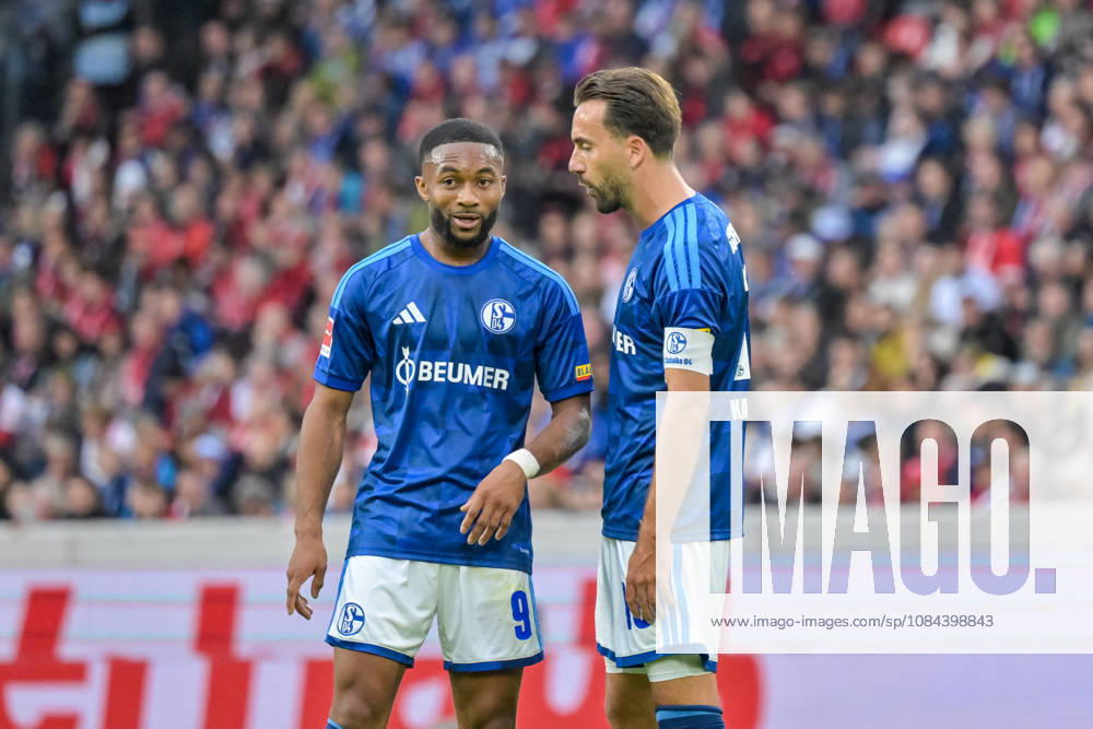 Moussa Sylla (FC Schalke 04, 09), Kenan Karaman (FC Schalke 04, 19) sprechen miteinander. GER, SC Freiburg vs Schalke 04, Fussball, Bundesliga, 5. Spieltag, Saison 2026 2027, 11.10.2026 DFL DFB REGULATIONS PROHIBIT ANY USE OF PHOTOGRAPHS AS IMAGE SEQUENCES AND OR QUASI-VIDEO GER, SC Freiburg vs Schalke 04, Fussball, Bundesliga, 5. Spieltag, Saison 2026 2027, 11.10.2026 Freiburg