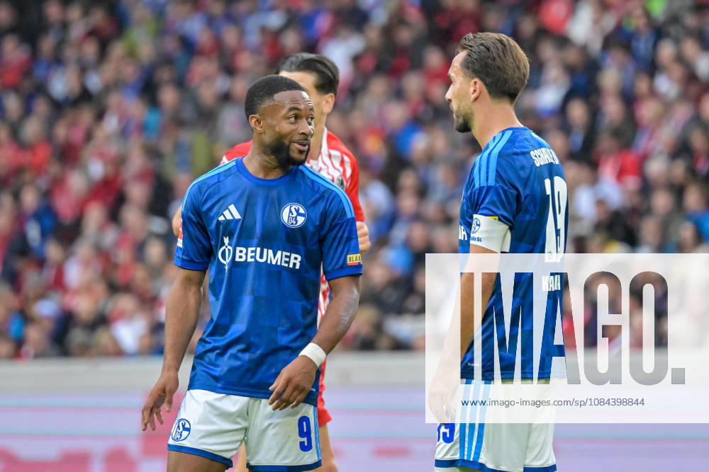 Moussa Sylla (FC Schalke 04, 09), Kenan Karaman (FC Schalke 04, 19) sprechen miteinander. GER, SC Freiburg vs Schalke 04, Fussball, Bundesliga, 5. Spieltag, Saison 2026 2027, 11.10.2026 DFL DFB REGULATIONS PROHIBIT ANY USE OF PHOTOGRAPHS AS IMAGE SEQUENCES AND OR QUASI-VIDEO GER, SC Freiburg vs Schalke 04, Fussball, Bundesliga, 5. Spieltag, Saison 2026 2027, 11.10.2026 Freiburg