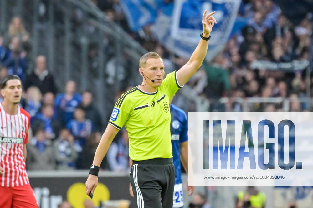 Martin Petersen (Schiedsrichter) mit Gestik. GER, SC Freiburg vs Schalke 04, Fussball, Bundesliga, 5. Spieltag, Saison 2026 2027, 11.10.2026 DFL DFB REGULATIONS PROHIBIT ANY USE OF PHOTOGRAPHS AS IMAGE SEQUENCES AND OR QUASI-VIDEO GER, SC Freiburg vs Schalke 04, Fussball, Bundesliga, 5. Spieltag, Saison 2026 2027, 11.10.2026 Freiburg