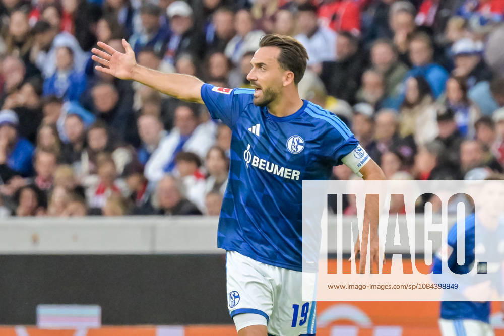 Kenan Karaman (FC Schalke 04, 19) mit Gestik. GER, SC Freiburg vs Schalke 04, Fussball, Bundesliga, 5. Spieltag, Saison 2026 2027, 11.10.2026 DFL DFB REGULATIONS PROHIBIT ANY USE OF PHOTOGRAPHS AS IMAGE SEQUENCES AND OR QUASI-VIDEO GER, SC Freiburg vs Schalke 04, Fussball, Bundesliga, 5. Spieltag, Saison 2026 2027, 11.10.2026 Freiburg