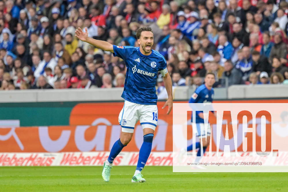 Kenan Karaman (FC Schalke 04, 19) mit Gestik. GER, SC Freiburg vs Schalke 04, Fussball, Bundesliga, 5. Spieltag, Saison 2026 2027, 11.10.2026 DFL DFB REGULATIONS PROHIBIT ANY USE OF PHOTOGRAPHS AS IMAGE SEQUENCES AND OR QUASI-VIDEO GER, SC Freiburg vs Schalke 04, Fussball, Bundesliga, 5. Spieltag, Saison 2026 2027, 11.10.2026 Freiburg
