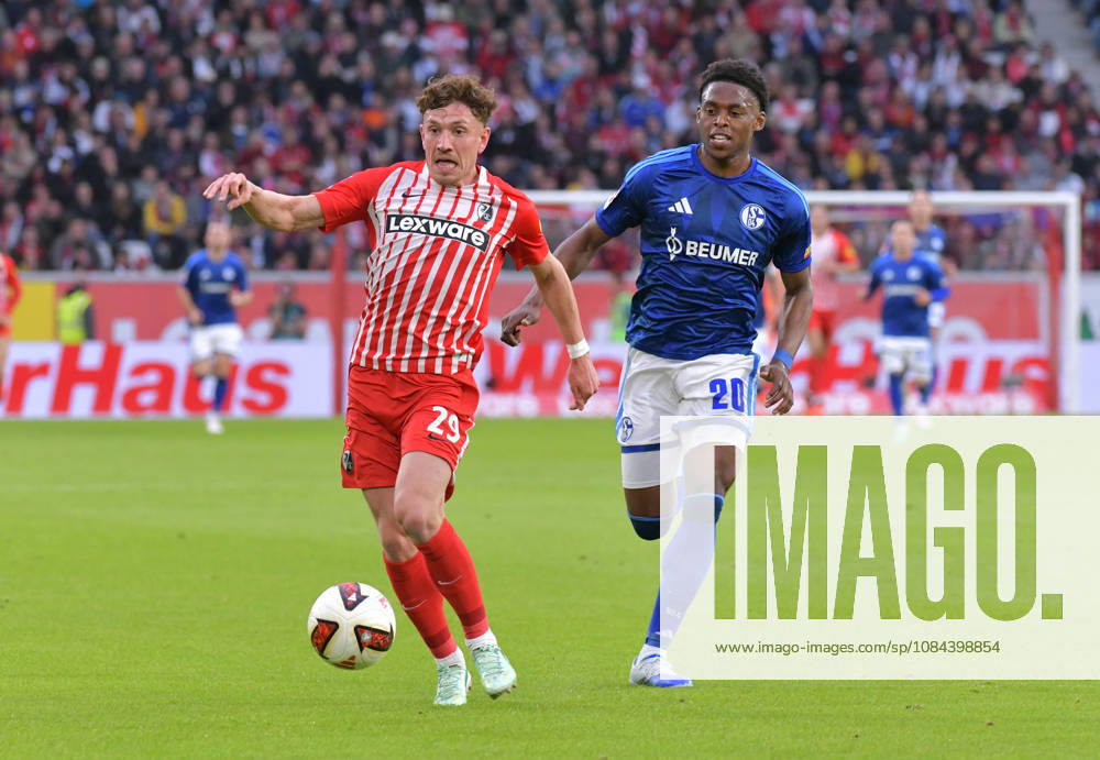 Fussball 1.Bundesliga, SC Freiburg - FC Schalke 04 v.l. Philipp Treu (SC Freiburg), Junior Adamu (FC Schalke 04) Freiburg