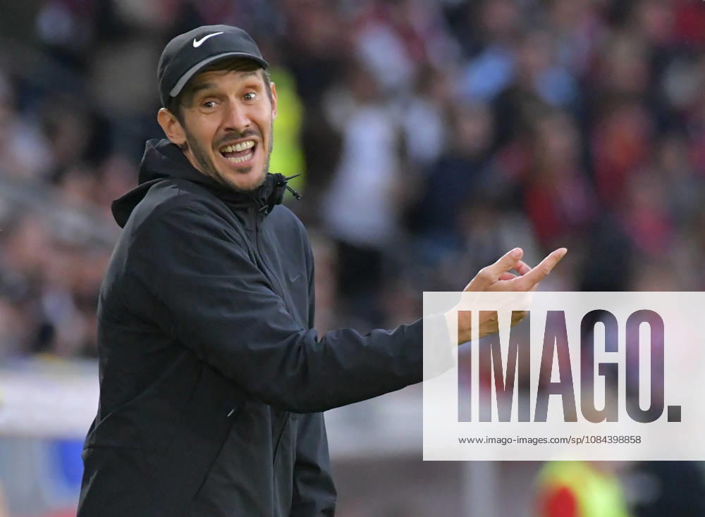 Fussball 1.Bundesliga, SC Freiburg - FC Schalke 04 v.l. Trainer Julian Schuster (SC Freiburg) Freiburg