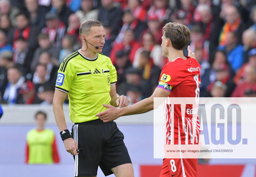 Fussball 1.Bundesliga, SC Freiburg - FC Schalke 04 v.l. Schiedsrichter Martin Petersen, Maximilian Eggestein (SC Freiburg) Freiburg