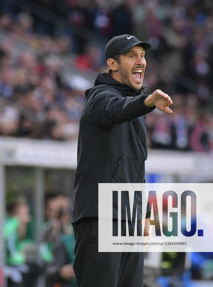 Fussball 1.Bundesliga, SC Freiburg - FC Schalke 04 v.l. Trainer Julian Schuster (SC Freiburg) Freiburg