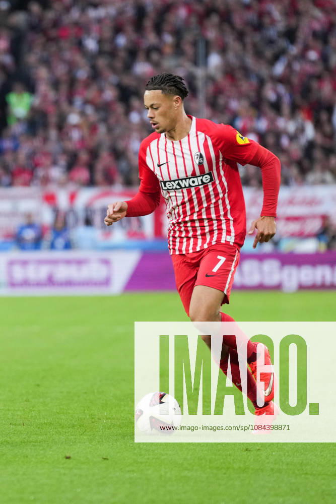 1. Bundesliga: SC Freiburg vs FC Schalke 04, 11.10.2026 Derry Scherhant (SC Freiburg, 7) am Ball 1. Bundesliga: SC Freiburg vs FC Schalke 04, Europa-Park-Stadion, 11.10.2026 DFB DFL REGULATIONS PROHIBIT ANY USE OF PHOTOGRAPHS AS IMAGE SEQUENCES AND OR QUASI-VIDEO.