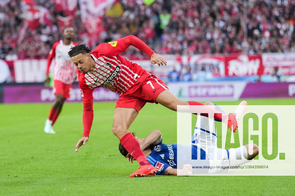 1. Bundesliga: SC Freiburg vs FC Schalke 04, 11.10.2026 Zweikampf zwischen Adrian Gantenbein (FC Schalke 04, 17) und Derry Scherhant (SC Freiburg, 7) 1. Bundesliga: SC Freiburg vs FC Schalke 04, Europa-Park-Stadion, 11.10.2026 DFB DFL REGULATIONS PROHIBIT ANY USE OF PHOTOGRAPHS AS IMAGE SEQUENCES AND OR QUASI-VIDEO.