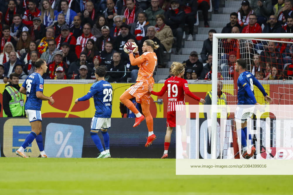 Im Strafraum von FC Schalke 04 , Deutschland, Fussball, 1. Bundesliga, 5.Spieltag, 2026 2027, SC Freiburg vs. FC Schalke 04, 11.10.2026, Freiburg im Breisgau Europa-Park Stadion Deutschland