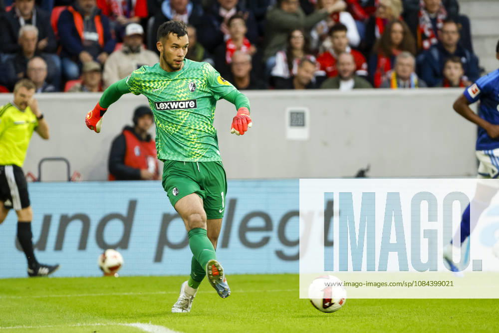 Mio Backhaus (SC Freiburg, 01) am Ball , Deutschland, Fussball, 1. Bundesliga, 5.Spieltag, 2026 2027, SC Freiburg vs. FC Schalke 04, 11.10.2026, Freiburg im Breisgau Europa-Park Stadion Deutschland