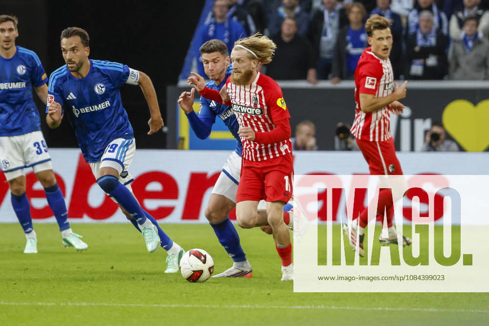 Robin Gosens (FC Schalke, 08) und Niklas Beste (SC Freiburg, 19) im Laufduell , Deutschland, Fussball, 1. Bundesliga, 5.Spieltag, 2026 2027, SC Freiburg vs. FC Schalke 04, 11.10.2026, Freiburg im Breisgau Europa-Park Stadion Deutschland
