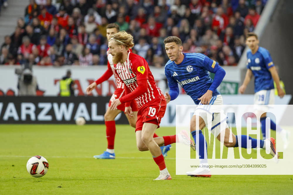 Niklas Beste (SC Freiburg, 19) und Robin Gosens (FC Schalke, 08) im Laufduell , Deutschland, Fussball, 1. Bundesliga, 5.Spieltag, 2026 2027, SC Freiburg vs. FC Schalke 04, 11.10.2026, Freiburg im Breisgau Europa-Park Stadion Deutschland