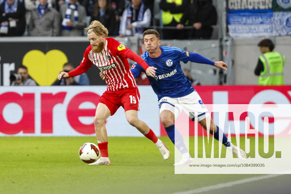 Niklas Beste (SC Freiburg, 19) und Robin Gosens (FC Schalke, 08) im Zweikampf , Deutschland, Fussball, 1. Bundesliga, 5.Spieltag, 2026 2027, SC Freiburg vs. FC Schalke 04, 11.10.2026, Freiburg im Breisgau Europa-Park Stadion Deutschland