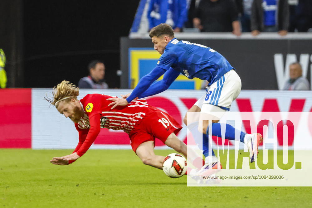Niklas Beste (SC Freiburg, 19) und Robin Gosens (FC Schalke, 08) im Zweikampf , Deutschland, Fussball, 1. Bundesliga, 5.Spieltag, 2026 2027, SC Freiburg vs. FC Schalke 04, 11.10.2026, Freiburg im Breisgau Europa-Park Stadion Deutschland
