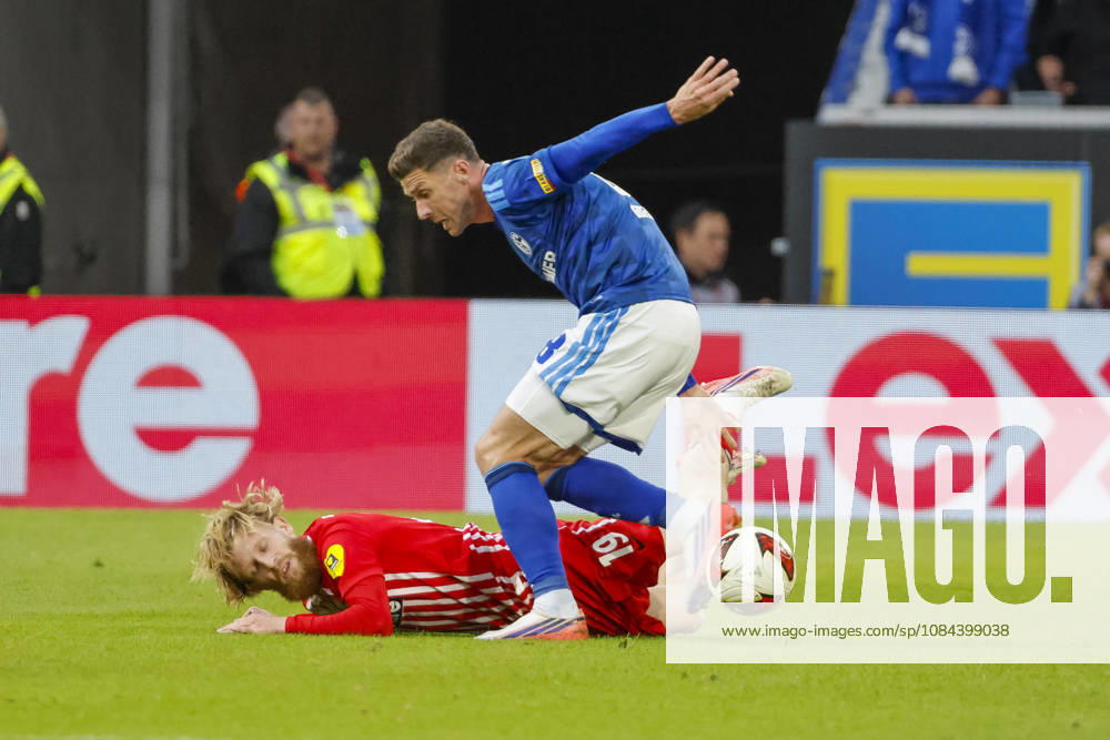 Niklas Beste (SC Freiburg, 19) und Robin Gosens (FC Schalke, 08) im Zweikampf , Deutschland, Fussball, 1. Bundesliga, 5.Spieltag, 2026 2027, SC Freiburg vs. FC Schalke 04, 11.10.2026, Freiburg im Breisgau Europa-Park Stadion Deutschland