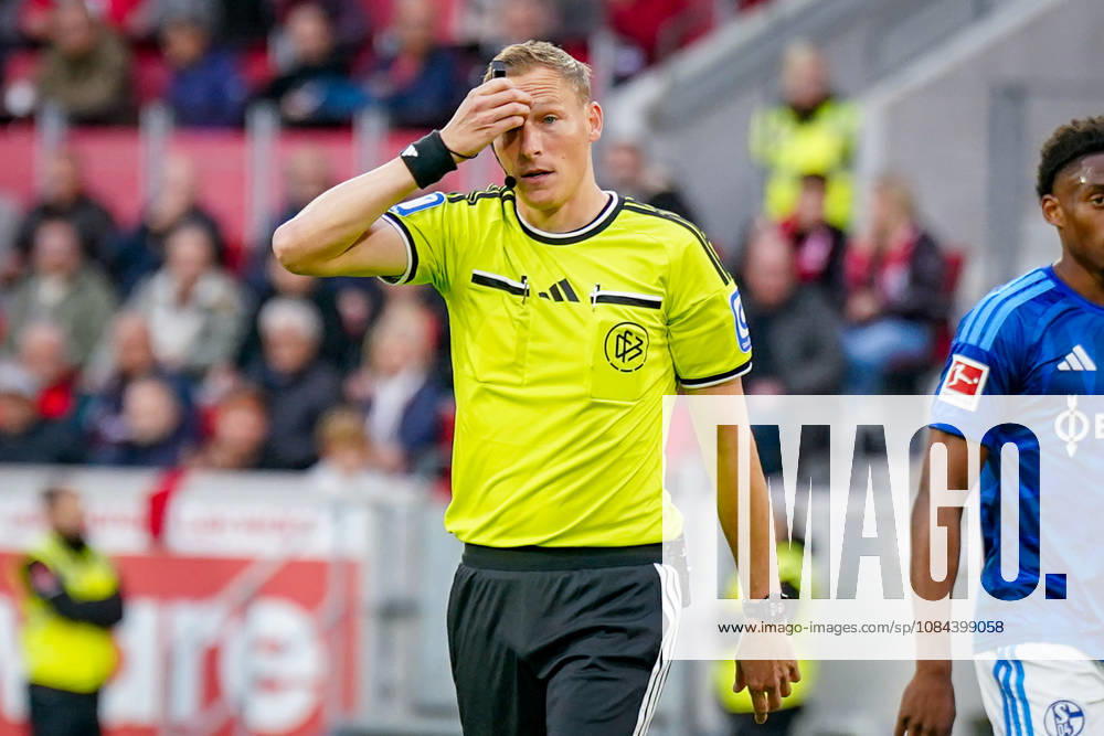 Deutschland: Fußball Bundesliga 2026 - 2027, 5. Spieltag - SC Freiburg - FC Schalke 04 - Europa-Park-Stadion (Freiburg): Schiedsrichter Martin Petersen (Stuttgart)