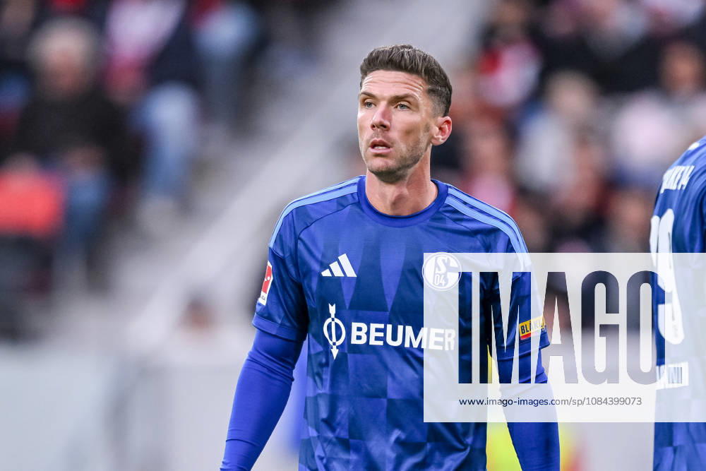 Robin Gosens (FC Schalke 04) Schaut waehrend des spiels der 1. Bundesliga zwischen Club Freiburg und FC Schalke 04, Europa-Park Stadion am 11. October 2026 in Freiburg im Breisgau, Deutschland. (Foto von Harry Langer DeFodi Images) +++ Robin Gosens (FC Schalke 04) Looks on during the Bundesliga match between Sport-Club Freiburg and FC Schalke 04 at Europa-Park Stadion on October 11, 2026 in Freiburg im Breisgau, Germany. (Photo by Harry Langer DeFodi Images) DFB DFL REGULATIONS PROHIBIT ANY USE OF PHOTOGRAPHS AS IMAGE SEQUENCES AND OR QUASI-VIDEO. (Photo by Harry Langer DeFodi Images) DFB DFL REGULATIONS PROHIBIT ANY USE OF PHOTOGRAPHS AS IMAGE SEQUENCES AND OR QUASI-VIDEO. -