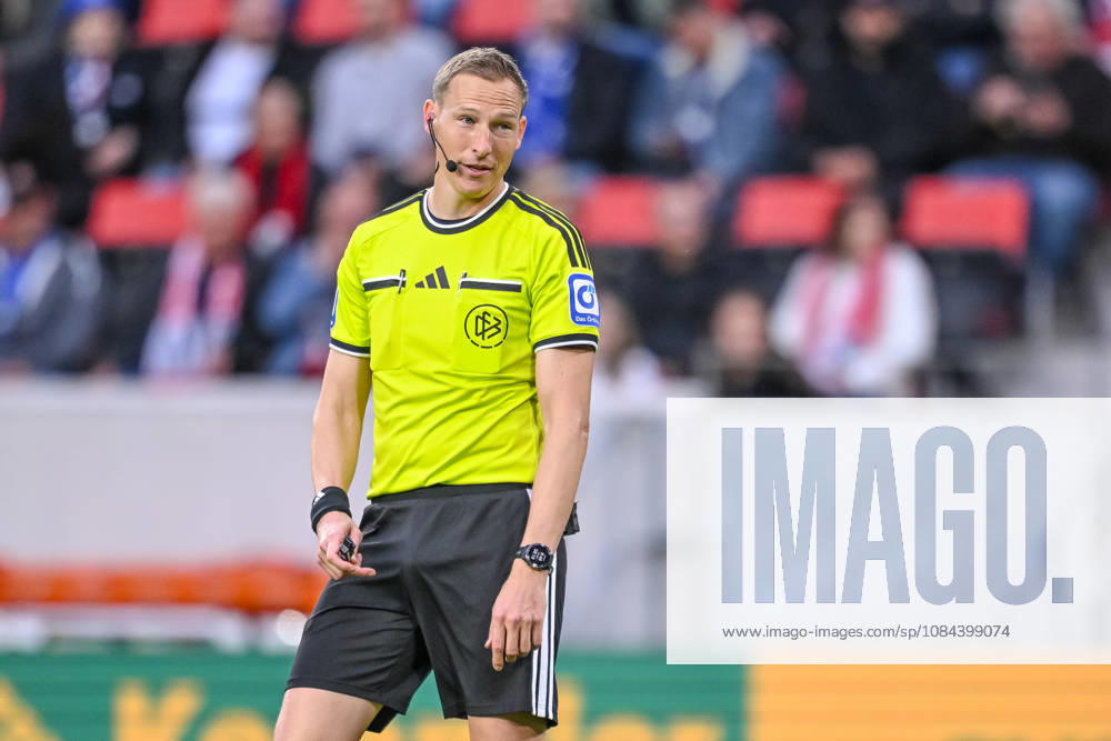 Schiedsrichter Martin Petersen Schaut waehrend des spiels der 1. Bundesliga zwischen Club Freiburg und FC Schalke 04, Europa-Park Stadion am 11. October 2026 in Freiburg im Breisgau, Deutschland. (Foto von Harry Langer DeFodi Images) +++ Schiedsrichter Martin Petersen Looks on during the Bundesliga match between Sport-Club Freiburg and FC Schalke 04 at Europa-Park Stadion on October 11, 2026 in Freiburg im Breisgau, Germany. (Photo by Harry Langer DeFodi Images) DFB DFL REGULATIONS PROHIBIT ANY USE OF PHOTOGRAPHS AS IMAGE SEQUENCES AND OR QUASI-VIDEO. (Photo by Harry Langer DeFodi Images) DFB DFL REGULATIONS PROHIBIT ANY USE OF PHOTOGRAPHS AS IMAGE SEQUENCES AND OR QUASI-VIDEO. -