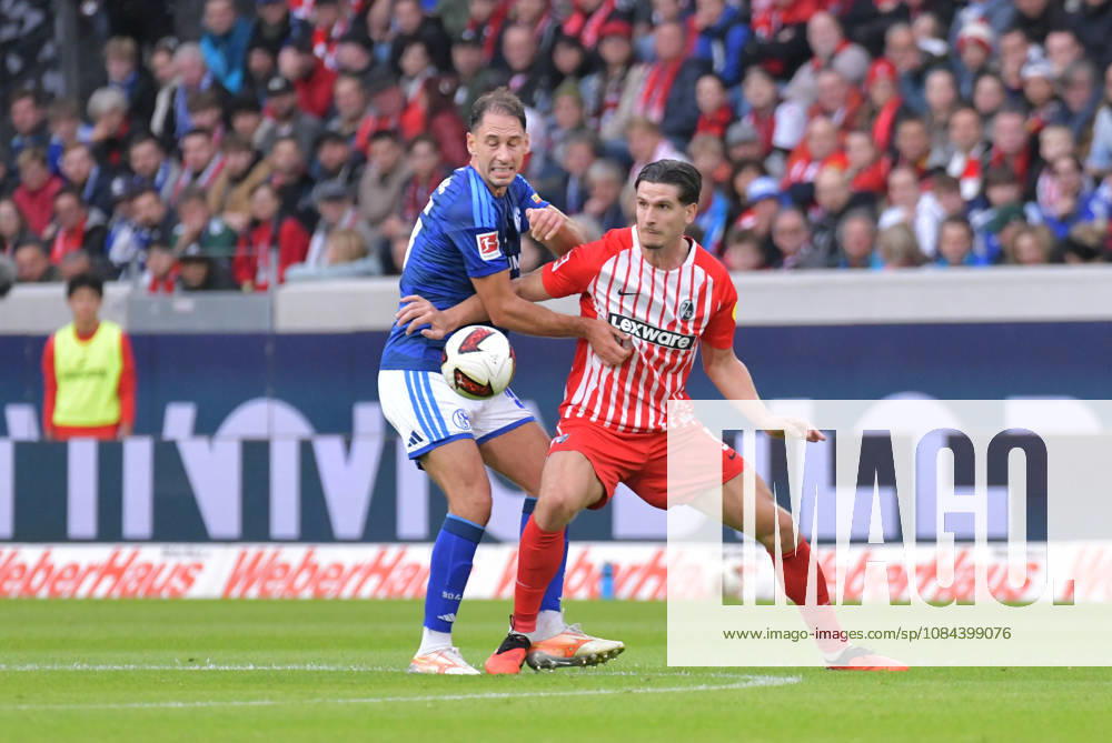Fussball 1.Bundesliga, SC Freiburg - FC Schalke 04 v.l. Nikola Katic (FC Schalke 04), Igor Matanovic (SC Freiburg) Freiburg