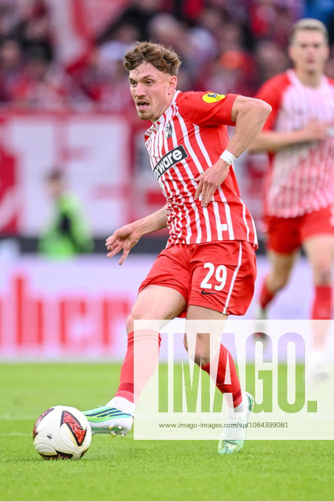 Philipp Treu (SC Freiburg) in Aktion, am Ball, Einzelaktion waehrend des spiels der 1. Bundesliga zwischen Club Freiburg und FC Schalke 04, Europa-Park Stadion am 11. October 2026 in Freiburg im Breisgau, Deutschland. (Foto von Harry Langer DeFodi Images) +++ Philipp Treu (SC Freiburg) controls the Ball during the Bundesliga match between Sport-Club Freiburg and FC Schalke 04 at Europa-Park Stadion on October 11, 2026 in Freiburg im Breisgau, Germany. (Photo by Harry Langer DeFodi Images) DFB DFL REGULATIONS PROHIBIT ANY USE OF PHOTOGRAPHS AS IMAGE SEQUENCES AND OR QUASI-VIDEO. (Photo by Harry Langer DeFodi Images) DFB DFL REGULATIONS PROHIBIT ANY USE OF PHOTOGRAPHS AS IMAGE SEQUENCES AND OR QUASI-VIDEO. -