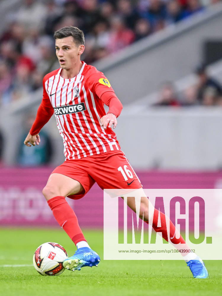 Yannik Engelhardt (SC Freiburg) in Aktion, am Ball, Einzelaktion waehrend des spiels der 1. Bundesliga zwischen Club Freiburg und FC Schalke 04, Europa-Park Stadion am 11. October 2026 in Freiburg im Breisgau, Deutschland. (Foto von Harry Langer DeFodi Images) +++ Yannik Engelhardt (SC Freiburg) controls the Ball during the Bundesliga match between Sport-Club Freiburg and FC Schalke 04 at Europa-Park Stadion on October 11, 2026 in Freiburg im Breisgau, Germany. (Photo by Harry Langer DeFodi Images) DFB DFL REGULATIONS PROHIBIT ANY USE OF PHOTOGRAPHS AS IMAGE SEQUENCES AND OR QUASI-VIDEO. (Photo by Harry Langer DeFodi Images) DFB DFL REGULATIONS PROHIBIT ANY USE OF PHOTOGRAPHS AS IMAGE SEQUENCES AND OR QUASI-VIDEO. -