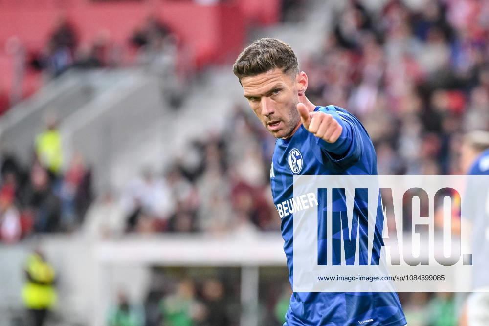 Robin Gosens (FC Schalke 04) gestikuliert, gestik waehrend des spiels der 1. Bundesliga zwischen Club Freiburg und FC Schalke 04, Europa-Park Stadion am 11. October 2026 in Freiburg im Breisgau, Deutschland. (Foto von Harry Langer DeFodi Images) +++ Robin Gosens (FC Schalke 04) gestures during the Bundesliga match between Sport-Club Freiburg and FC Schalke 04 at Europa-Park Stadion on October 11, 2026 in Freiburg im Breisgau, Germany. (Photo by Harry Langer DeFodi Images) DFB DFL REGULATIONS PROHIBIT ANY USE OF PHOTOGRAPHS AS IMAGE SEQUENCES AND OR QUASI-VIDEO. (Photo by Harry Langer DeFodi Images) DFB DFL REGULATIONS PROHIBIT ANY USE OF PHOTOGRAPHS AS IMAGE SEQUENCES AND OR QUASI-VIDEO. -