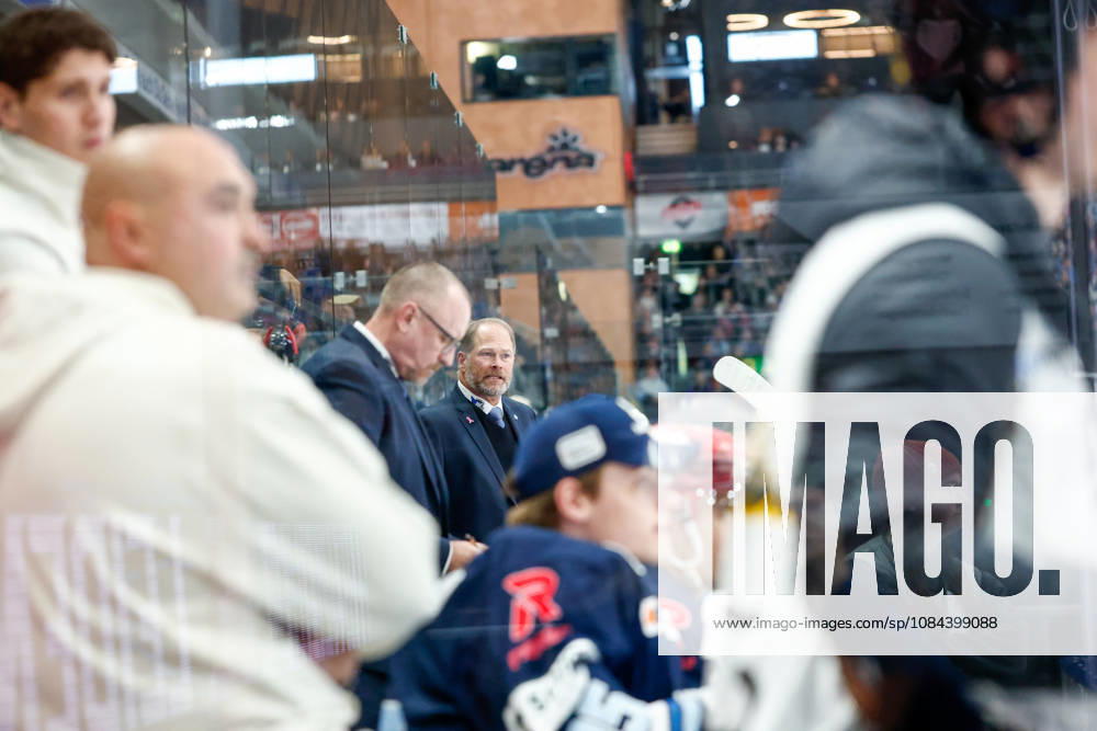 Steve Walker (Schwenninger Wild Wings, Chef-Trainer), , GER, Schwenninger Wild Wings vs. EHC Red Bull Muenchen, Eishockey, PENNY DEL, 8. Spieltag, Spielzeit 2026 2027, 11.10.2026 GER, Schwenninger Wild Wings vs. EHC Red Bull Muenchen, Eishockey, PENNY DEL, 8. Spieltag, Spielzeit 2026 2027, 11.10.2026 Schwenningen