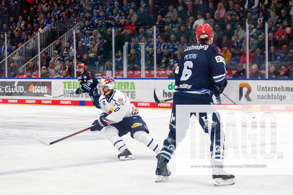 Elis Hede (EHC Red Bull Muenchen, 10) und Alex Peters (Schwenninger Wild Wings, 06), GER, Schwenninger Wild Wings vs. EHC Red Bull Muenchen, Eishockey, PENNY DEL, 8. Spieltag, Spielzeit 2026 2027, 11.10.2026 GER, Schwenninger Wild Wings vs. EHC Red Bull Muenchen, Eishockey, PENNY DEL, 8. Spieltag, Spielzeit 2026 2027, 11.10.2026 Schwenningen