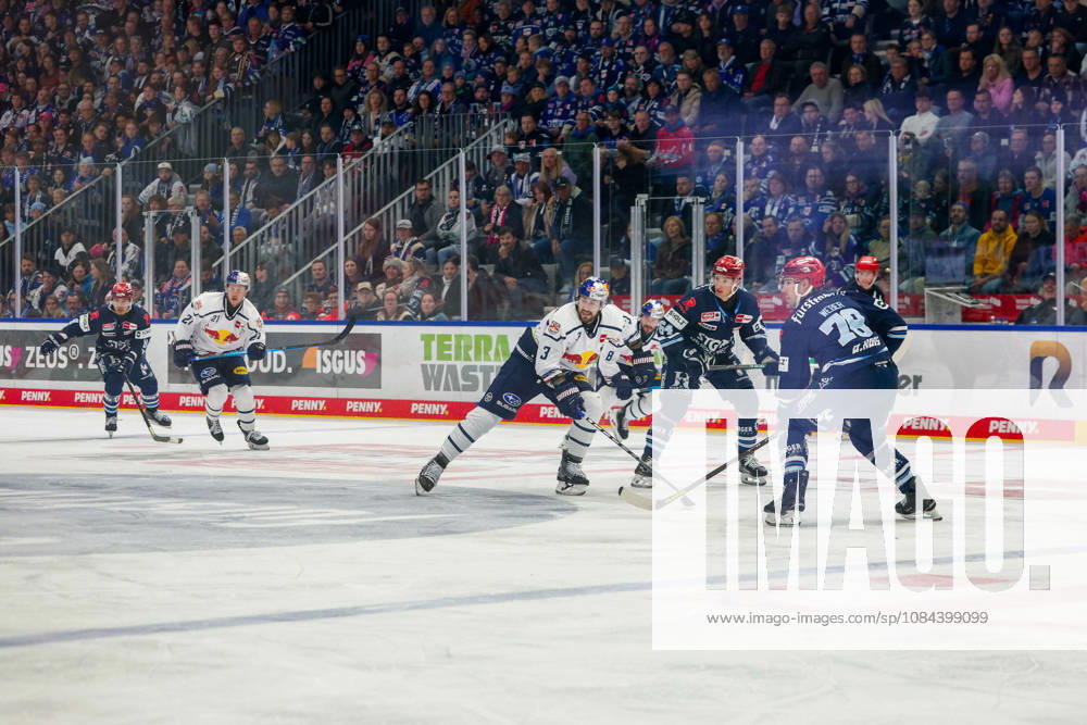 Lukas Klok (EHC Red Bull Muenchen, 03), Boaz Bassen (Schwenninger Wild Wings, 64) und Will Weber (Schwenninger Wild Wings, 78), , GER, Schwenninger Wild Wings vs. EHC Red Bull Muenchen, Eishockey, PENNY DEL, 8. Spieltag, Spielzeit 2026 2027, 11.10.2026 GER, Schwenninger Wild Wings vs. EHC Red Bull Muenchen, Eishockey, PENNY DEL, 8. Spieltag, Spielzeit 2026 2027, 11.10.2026 Schwenningen