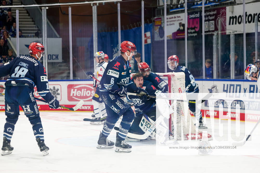 Getuemmel vor dem Tor Eric Cornel (Schwenninger Wild Wings, 18), Alex Peters (Schwenninger Wild Wings, 06) und Goalie Joacim Eriksson (Schwenninger Wild Wings, 60) verliert den Helm, , GER, Schwenninger Wild Wings vs. EHC Red Bull Muenchen, Eishockey, PENNY DEL, 8. Spieltag, Spielzeit 2026 2027, 11.10.2026 GER, Schwenninger Wild Wings vs. EHC Red Bull Muenchen, Eishockey, PENNY DEL, 8. Spieltag, Spielzeit 2026 2027, 11.10.2026 Schwenningen