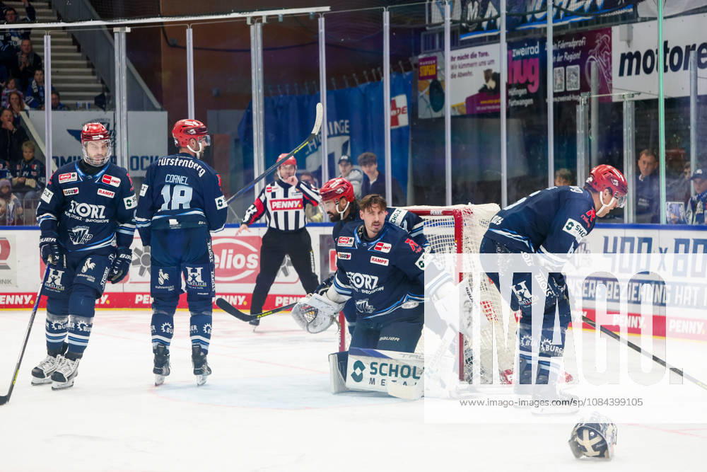 Goalie Joacim Eriksson (Schwenninger Wild Wings, 60) ohne Helm, dahinter Dominik Bittner (Schwenninger Wild Wings, 07) , GER, Schwenninger Wild Wings vs. EHC Red Bull Muenchen, Eishockey, PENNY DEL, 8. Spieltag, Spielzeit 2026 2027, 11.10.2026 GER, Schwenninger Wild Wings vs. EHC Red Bull Muenchen, Eishockey, PENNY DEL, 8. Spieltag, Spielzeit 2026 2027, 11.10.2026 Schwenningen